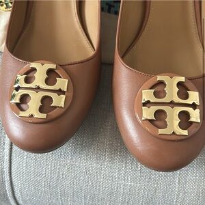 Tory Burch Pump Heels Chelsea Tan Nappa Leather Gold Logo
